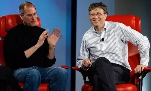 Steve Jobs và Bill Gates trong một diễn đàn năm 2007. Ảnh: CNET