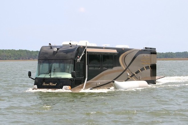 Terra Wind: cỗ xe 15,5 tấn kiêm du thuyền trên mặt nước