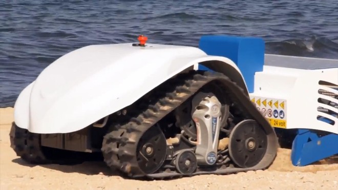 Cỗ máy dọn rác bãi biển điều khiển từ xa sử dụng năng lượng mặt trời