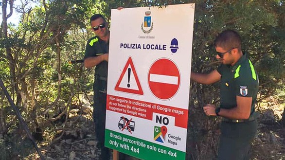 Một biển báo chỉ đường được dựng lên ở thị trấn Baunei, phía đông đảo du lịch nổi tiếng Sardinia (Ý). Có thể thấy được cảnh báo "No Google Maps" khá lớn trên tấm biển - Ảnh: Comune di Baunei / Vigili del Fuoco