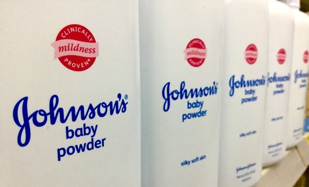 Nhiều nhà bán lẻ ngừng bán phấn rôm của Johnson & Johnson vì có chứa amiăng