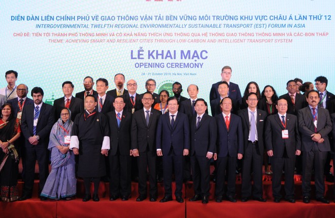 Phó Thủ tướng Chính phủ Trịnh Đình Dũng cùng các đại biểu tham dự Diễn đàn EST12