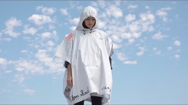 Áo mưa được thiết kế để giúp người mặc chỉ mất vài giây để khoác lên người