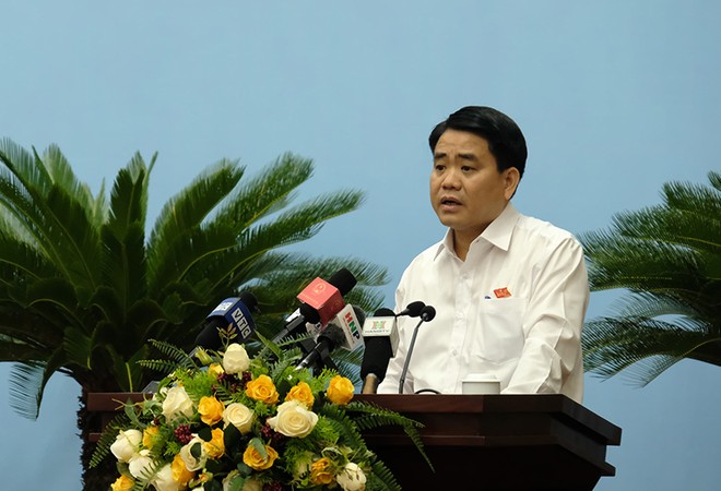 Chủ tịch UBND TP Nguyễn Đức Chung báo cáo giải trình tại phiên họp HĐND sáng nay