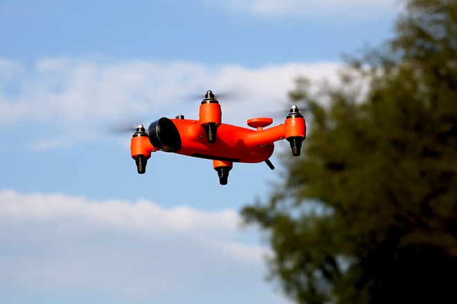 Drone có thể bơi lặn dưới nước, quay video 4k và chụp ảnh 12MP