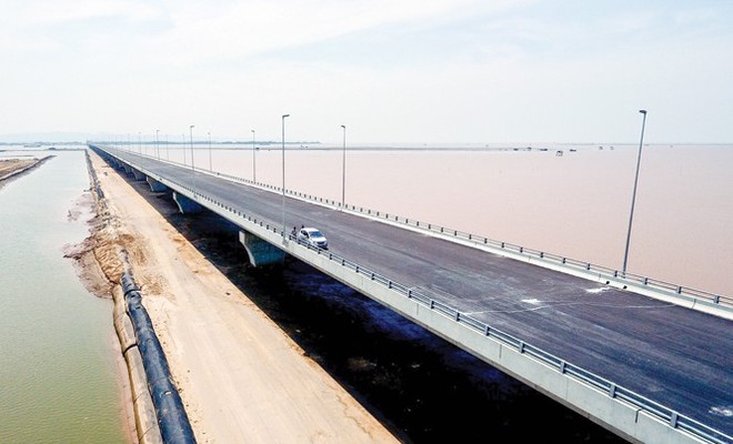 Dự án đường ô tô Tân Vũ - Lạch Huyện là hợp phần hết sức quan trọng và cần thiết trong chương trình phát triển Khu kinh tế Đình Vũ - Cát Hải.