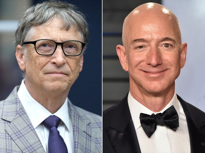 Bill Gates và Jeff Bezos liên tục so kè về tài sản. Ảnh: People. 