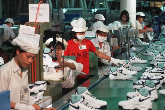 Adidas và Nike đều đang gia tăng sản xuất tại Việt Nam.