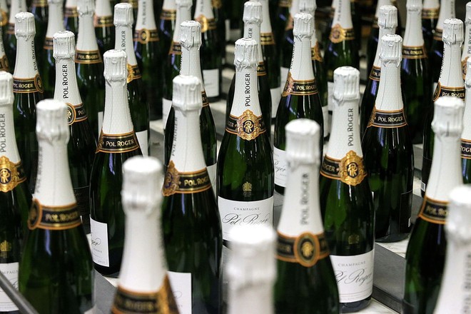 Rượu champagne Pháp là một trong những mặt hàng Mỹ dọa đánh thuế 100%. Ảnh: AFP