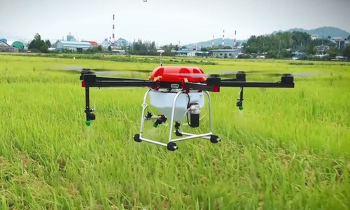 Drone phun thuốc trừ sâu hiệu quả gấp 40 lần con người