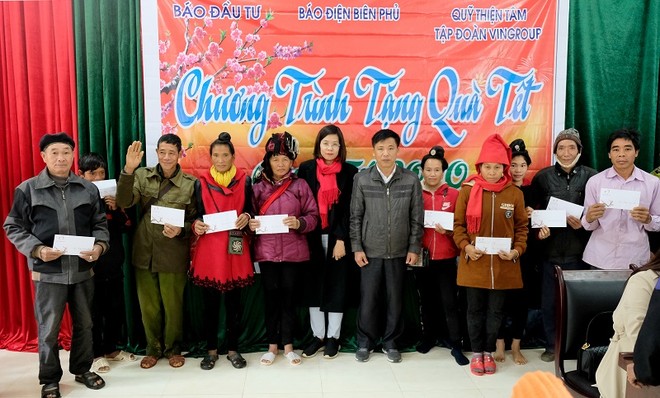 Bà Vũ Lan Nhung (giữa), Chánh Văn phòng Báo Đầu tư trao quà Tết cho đồng bào nghèo huyện Điện Biên Đông. Ảnh: Lê Quân