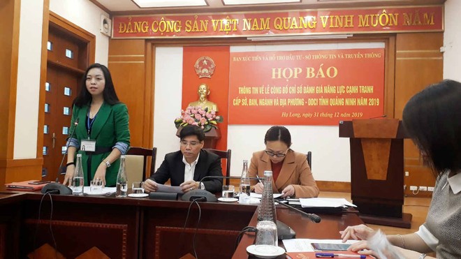 Bà Vũ Thị Kim Chi, Phó Trưởng ban IPA Quảng Ninh thông tin về kết quả DDCI 2019 tại buổi họp báo. Ảnh: Thanh Tân.