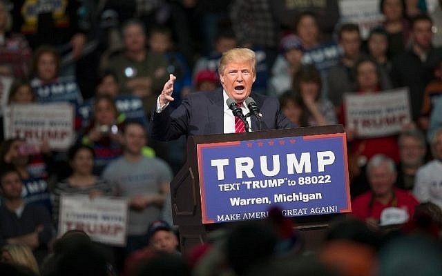 Ông Donald Trump diễn thuyết tranh cử tại Trường Cộng đồng Macomb bang Michigan trong chiến dịch vận động tranh cử tổng thống Mỹ năm 2016. Ảnh: AFP