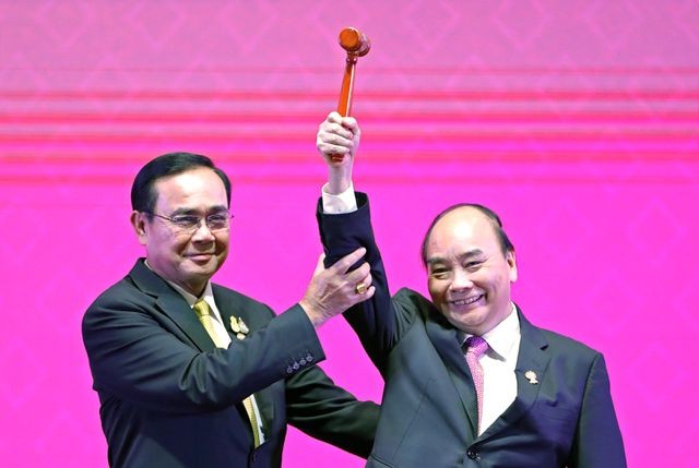 Thủ tướng Nguyễn Xuân Phúc nhận búa Chủ tịch ASEAN từ Thủ tướng Thái Lan Chan-o-cha (Ảnh: Reuters)