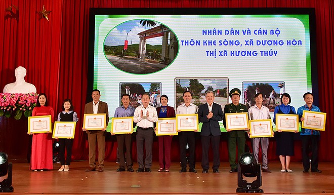 Lãnh đạo tỉnh Thừa Thiên Huế tặng bằng khen cho các tập thể xuất sắc trong phong trào "Ngày chủ nhật xanh".