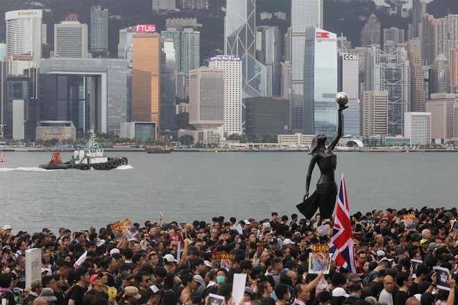 Biểu tình và bạo loạn chống chính quyền những tháng qua làm tê liệt ngành du lịch và bán lẻ Hong Kong, đẩy kinh tế Hong Kong vào lần suy thoái đầu tiên kể từ cuộc khủng hoảng tài chính. Ảnh: AFP