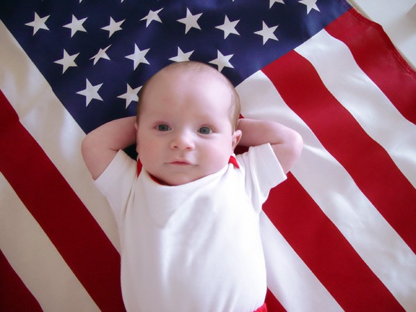 Mỹ xem xét lại chương trình Birthright citizenship - bất cứ em bé nào sinh ra ở nước Mỹ đều có quốc tịch Hoa Kỳ