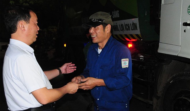 Phó chủ tịch UBND tỉnh Thừa Thiên Huế Phan Thiên Định bắt tay và tặng quà công nhân Công ty Môi trường Đô thị đang làm việc trong đêm 30 Tết.