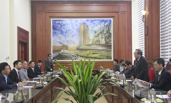 Bí thư Tỉnh ủy Quảng Bình Hoàng Đăng Quang trao đổi thông tin về lĩnh vực đầu tư với đoàn công tác.