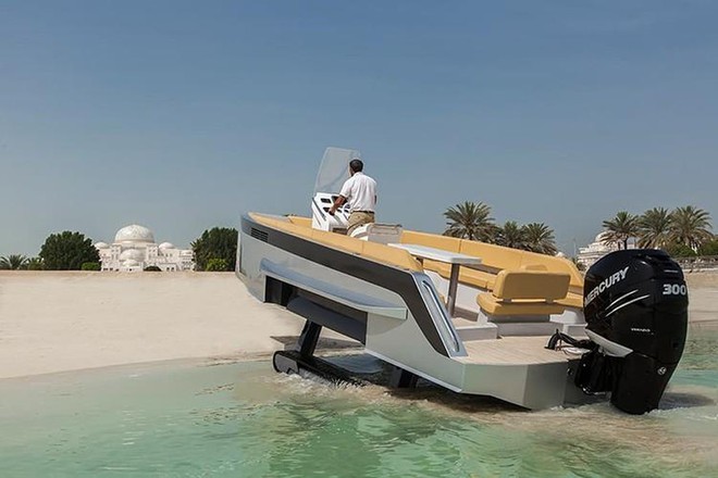 Iguana X100, thuyền lội nước 'lai' xe tăng có thể đi trên bờ và lướt trên nước