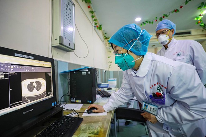 Bà Zhang Jixian đọc kết quả chụp CT phổi của một bệnh nhân tại bệnh viện tỉnh Hồ Bắc hôm 30/1. Ảnh: China Daily