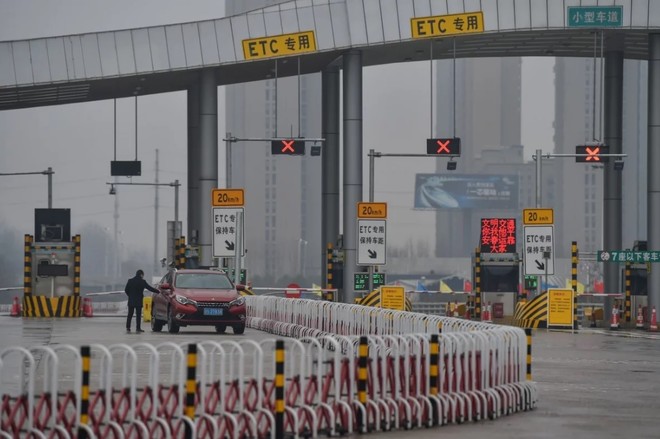 Chính quyền thành phố Vũ Hán phỏng tỏa các cửa ngõ ra vào thành phố để khoang vùng dịch. Ảnh: AFP