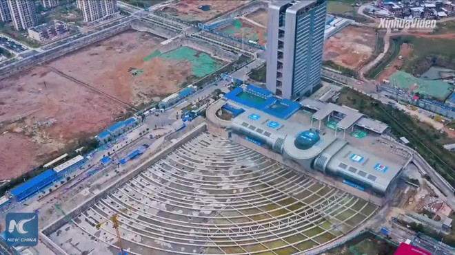 Trung Quốc di chuyển trạm xe buýt 5 tầng, nặng 30.000 tấn để nhường đường cho tuyến tàu mới