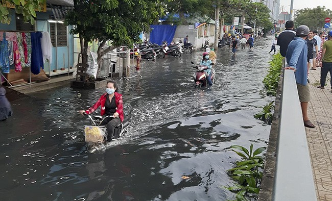 Ngập nước do triều cường trên đường Nguyễn Lương Bằng (Quận 7) hồi cuối năm 2019 (ảnh: Trọng Tín)