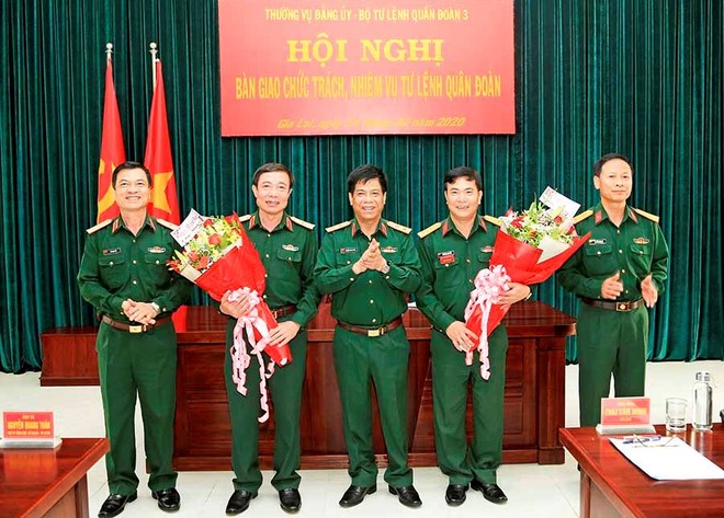 Trung tướng Nguyễn Văn Nghĩa chúc mừng Thiếu tướng Thái Văn Minh và Đại tá Nguyễn Anh Tuấn.