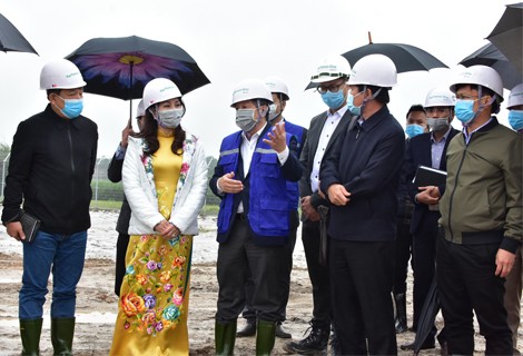 Chủ tịch UBND tỉnh Thừa Thiên Huế Phan Ngọc Thọ (áo khoác xanh) kiểm tra công trình xây dựng nhà máy chế biến cát, bột thạch anh ít sắt chất lượng cao