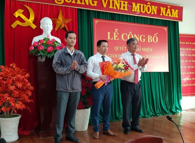 Lãnh đạo UBND tỉnh Phú Yên trao Quyết định bổ nhiệm cho tân Phó giám đốc Sở KH&ĐT Cao Anh Sơn
