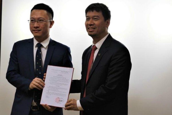Ông Ngô Minh Hiển, Phó tổng giám đốc VOV (bên phải) trao quyết định bổ nhiệm có thời hạn ông Lương Minh Đức giữ chức Phó giám đốc Đài Truyền hình Kỹ thuật số VTC.
