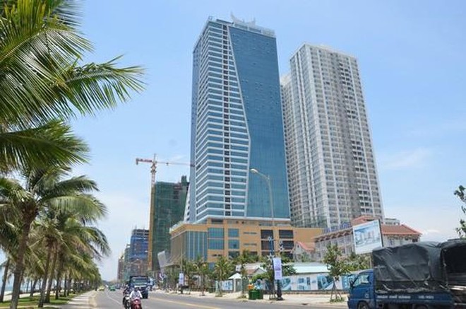 Tổ hợp khách sạn Mường Thanh và căn hộ cao cấp Sơn Trà, Đà Nẵng trước đó đã bị UBND TP.Đà Nẵng ra quyết định cưỡng chế phần công trình sai phạm