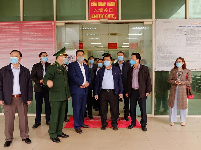 Bộ trưởng Nguyễn Chí Dũng đi khảo sát ở cửa khẩu Thanh Thủy.