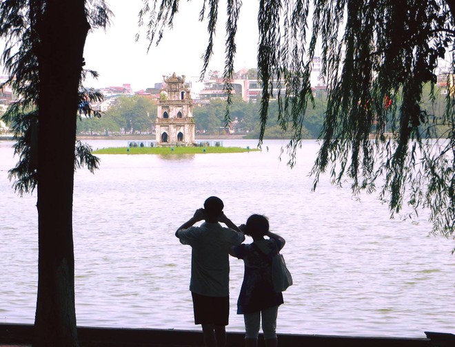 Du khách chụp ảnh tại Hồ Hoàn Kiếm (Hà Nội). Danh sách các điểm đến du lịch an toàn sẽ được đăng tải trên website của doanh nghiệp, Hiệp hội Du lịch Việt Nam (Ảnh: HP).