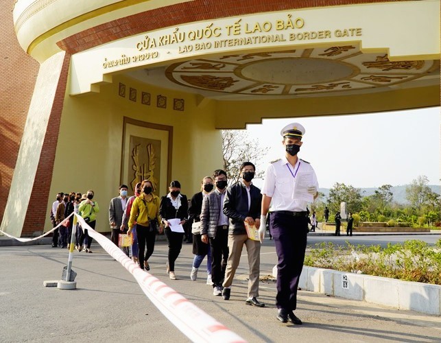 Công dân Việt Nam tại Lào nhập cảnh tại Cửa khẩu quốc tế Lao Bảo. Ảnh: VGP/Minh Trang