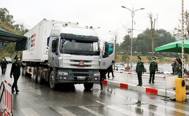Lái xe đến từ một số tỉnh, thành phố của Việt Nam không được giao, nhận hàng hóa nhập khẩu sang Trung Quốc.
