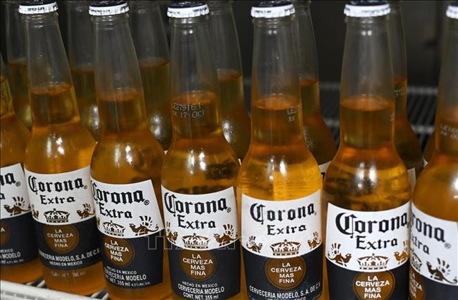 Bia Corona được bày bán tại Mexico City, Mexico. Ảnh: AFP/TTXVN