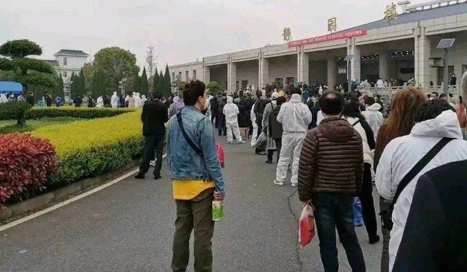 Hàng dài người xếp hàng bên ngoài một nhà tang lễ ở quận Hàn Khẩu của Vũ Hán để nhận tro cốt người thân, sau khi thành phố dỡ bỏ một phần lệnh phong tỏa. Ảnh: Weibo.