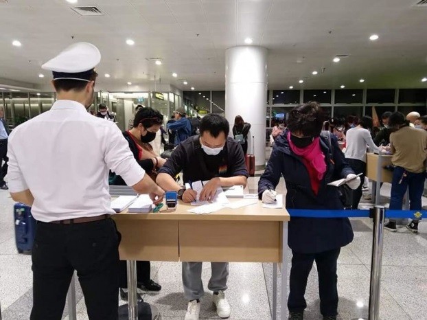 Lao động Việt Nam về nước thực hiện khai báo y tế tại sân bay (ảnh minh họa)