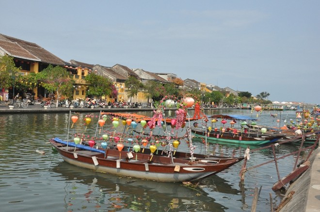 Những chiếc thuyền neo đậu chờ khách trên sông Hoài (Ảnh: Hoàng Anh).