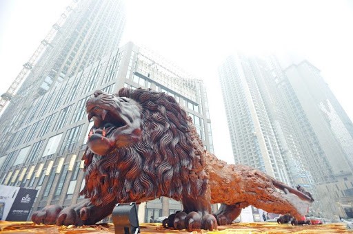 Sư tử được tạc từ gỗ nguyên khối lớn nhất thế giới