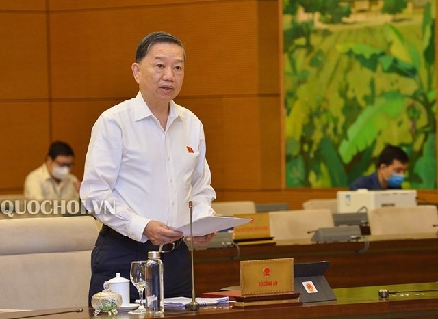 Bộ trưởng Bộ Công an Tô Lâm trình bày dự án Luật Cư trú (sửa đổi) trước Ủy ban Thường vụ Quốc hội.