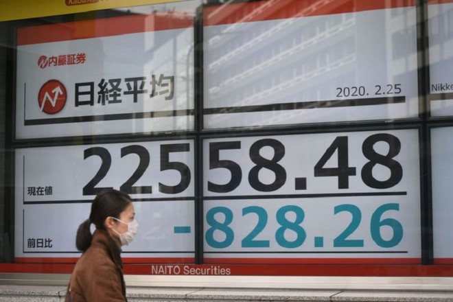 Chỉ số Nikkei 225 của Nhật Bản giảm 0,99% trong phiên giao dịch sáng 24/4, còn chỉ số Topix trượt nhẹ hơn với 0,78%. Ảnh: AFP
