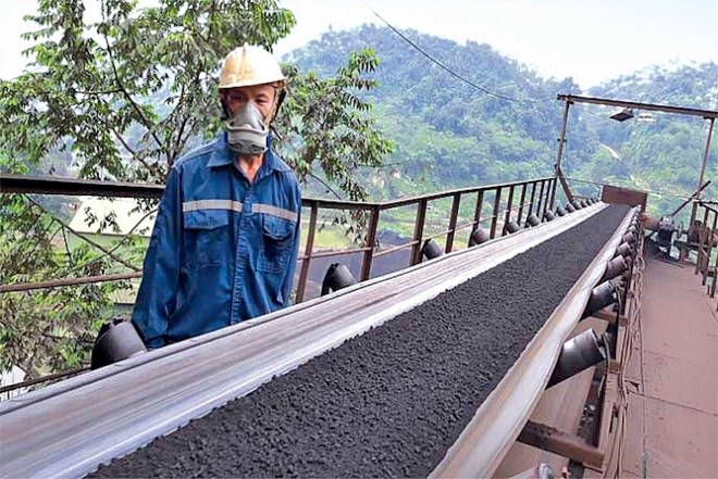 Băng tải vận chuyển quặng sắt tại Công ty TNHH Khoáng sản và Kim loại Việt Trung. (Ảnh: st)