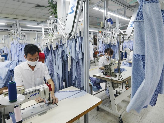 Một số doanh nghiệp dệt may đang chuẩn bị kế hoạch để tiếp tục sản xuất các mặt hàng vốn là thế mạnh. Ảnh: Đức Thanh
