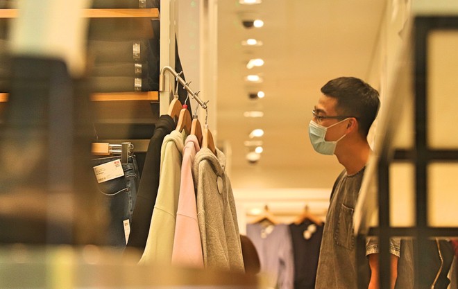 Người dân được yêu cầu đeo khẩu trang khi ra khỏi nhà. Trong ảnh: Khách mua hàng tại cửa hàng thời trang trên đường Đồng Khởi, TP.HCM (ảnh: HP).