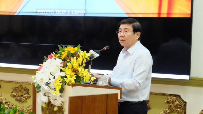 Ông Nguyễn Thành Phong trao đổi cùng đại diện các doanh nghiệp, Hiệp hội,...tại tọa đàm “Khôi phục và phát triển kinh tế TP.HCM năm 2020 được tổ chức sáng 05/05 (Ảnh: Trung tâm Báo chí Tp.HCM).