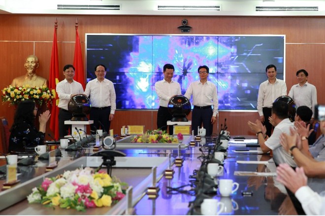 Phó Thủ tướng Chính phủ Vũ Đức Đam và Bộ trưởng Bộ TT&TT Nguyễn Mạnh Hùng và các đại biểu ấn nút khai trương Mã địa chỉ bưu chính Vpostcode.