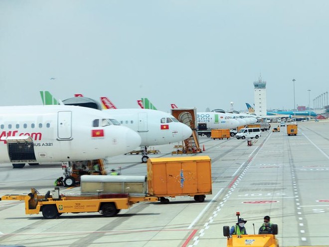 Máy bay của các hãng hàng không nằm chờ tại sân bay Tân Sơn Nhất. Ảnh: Đức Thanh